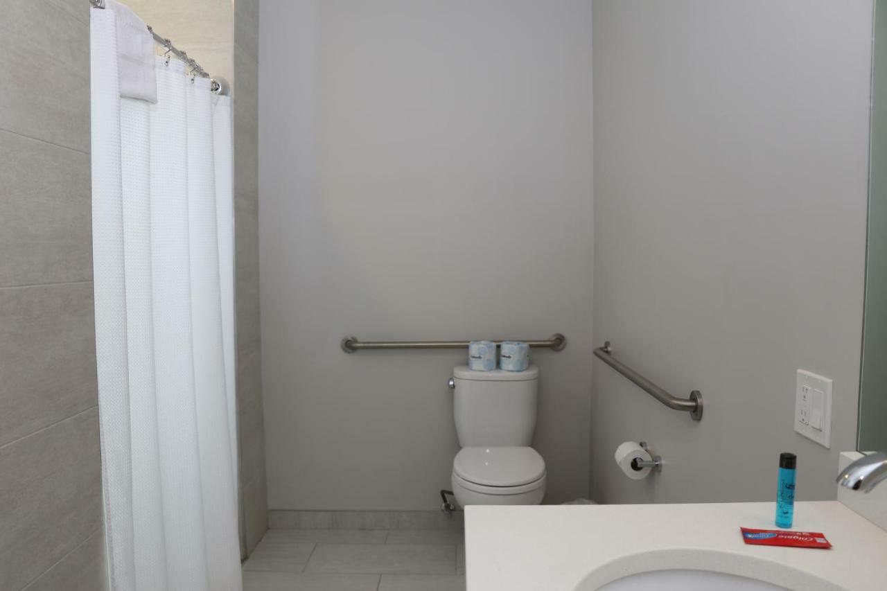 A Stylish Stay W/ A Queen Bed, Heated Floors.. #21 บรูคไลน์ ภายนอก รูปภาพ