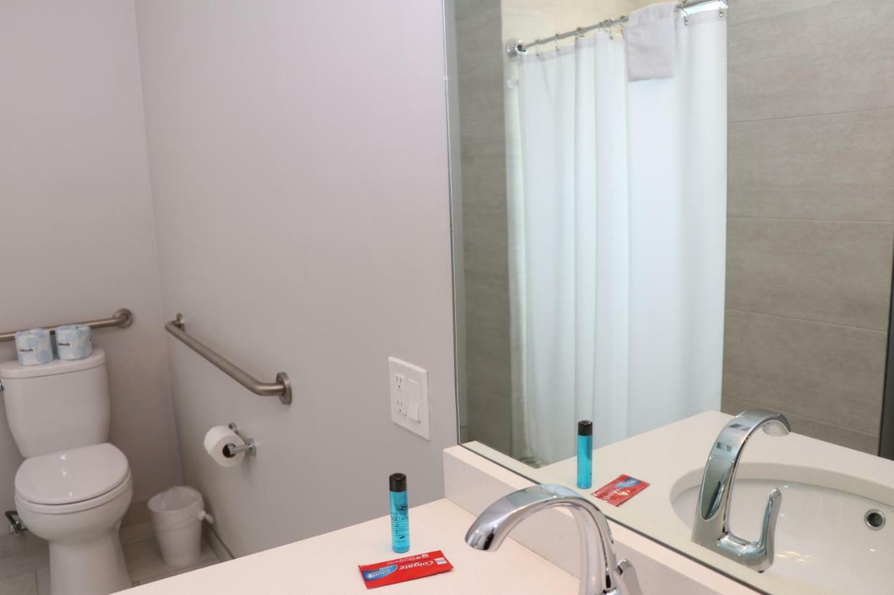 A Stylish Stay W/ A Queen Bed, Heated Floors.. #21 บรูคไลน์ ภายนอก รูปภาพ
