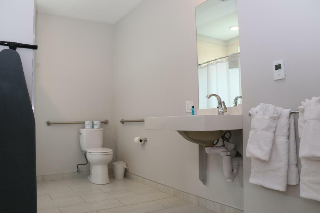 A Stylish Stay W/ A Queen Bed, Heated Floors.. #21 บรูคไลน์ ภายนอก รูปภาพ